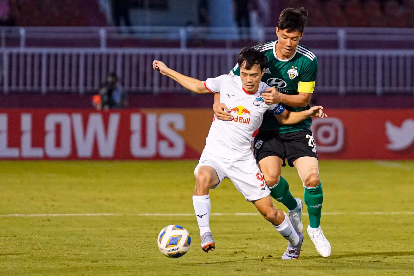 Văn Toàn đeo băng đội trưởng trong ngày đội chủ nhà chơi đầy tự tin trước Jeonbuk FC. Tiền đạo này liên tục khuấy đảo hàng phòng ngự đối phương. Văn Toàn đeo băng đội trưởng trong ngày đội chủ nhà chơi đầy tự tin trước Jeonbuk FC. Tiền đạo này liên tục khuấy đảo hàng phòng ngự đối phương.