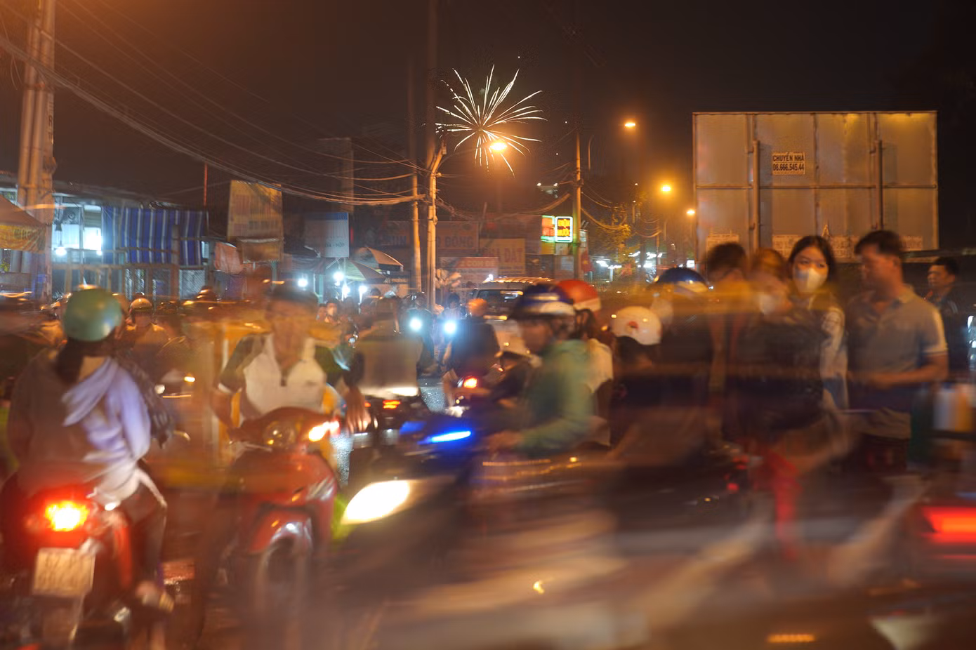 Màn pháo hoa kết thúc thì một số nhà dân cũng hưởng ứng, tiếp tục bắn pháo đã chuẩn bị từ trước để chơi đêm giao thừa. Màn pháo hoa kết thúc thì một số nhà dân cũng hưởng ứng, tiếp tục bắn pháo đã chuẩn bị từ trước để chơi đêm giao thừa.