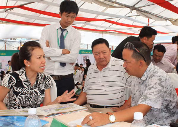Khách hàng đang tìm hiểu thông tin về dự án