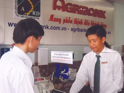 Anh Lâm Minh Trung (phải) làm việc với khách hàng