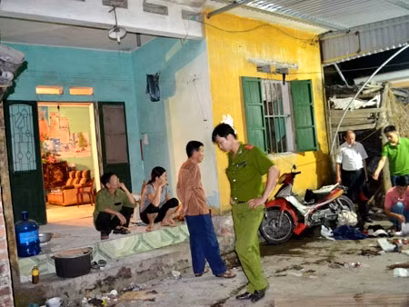 Hiện trường vụ nổ mìn làm đôi nam nữ thương vong. Ảnh: Tiền phong