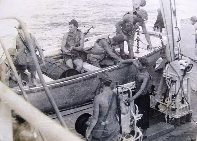 1979, phục vụ chiến đấu tại Biển Đông, công tác chuẩn bị hoàn thiện bài tập chiến đấu chống biệt kích và phương tiện lặn ngầm ПДСС, thùng phuy - bia tập bắn cho vũ khí bộ binh (lưu trữ của trung sỹ hải quân về hưu Оvsiankin V.А.)