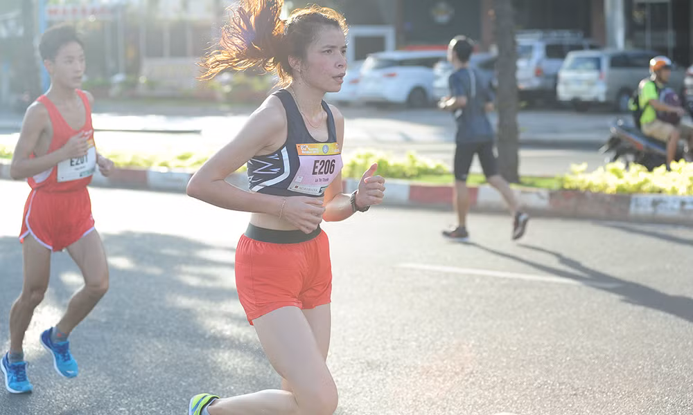 Những bóng hồng xinh đẹp hút mắt ở Tiền Phong Marathon 2019 ảnh 9