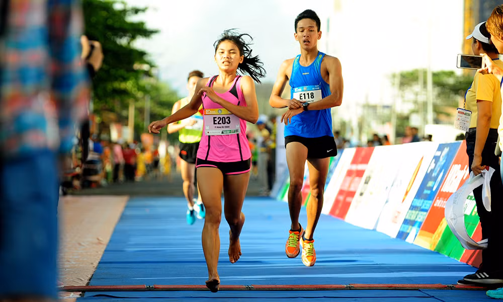 Những bóng hồng xinh đẹp hút mắt ở Tiền Phong Marathon 2019 ảnh 14