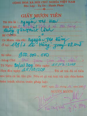 Sau khi vay ké, cò Hoa thường chuyển sang viết giấy nhận nợ