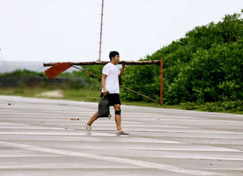 Kết thúc trận đấu, lục tục... tháo khung thành mang về