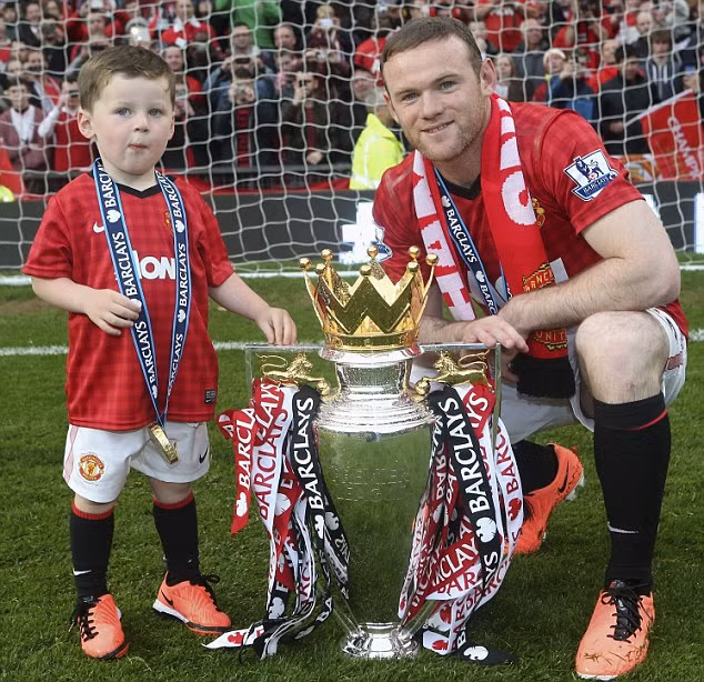 Wayne Rooney và con trai Kai mừng danh hiệu vô địch Premier League. Wayne Rooney và con trai Kai mừng danh hiệu vô địch Premier League