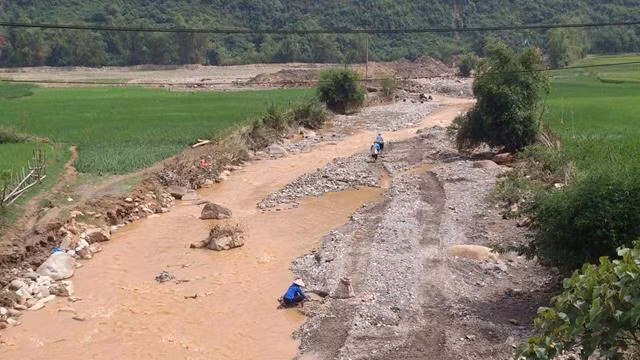 Bên dưới các con suối, những người mót quặng, mót vàng vẫn hỳ hục, cặm cụi moi móc, đào xới