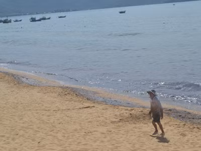  Ngư dân bỏ của chạy về khi toàn bộ lưới cụ bị dầu tấn công. ảnh Việt Hương