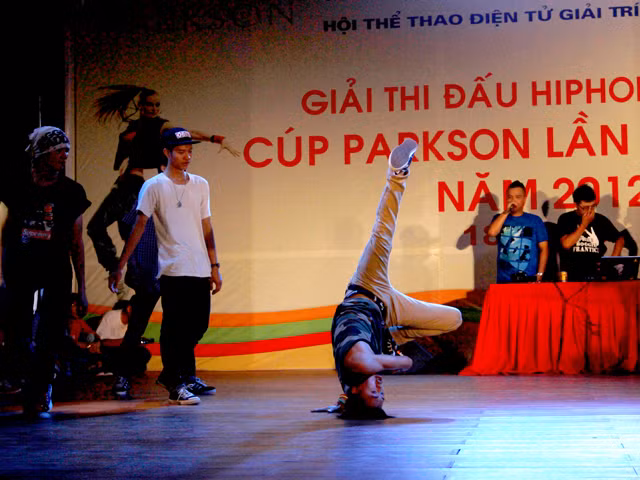 Nhiều động tác đầu được thể hiện