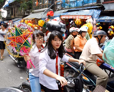 Nhiều em học sinh không thích chơi đồ Trung Quốc mà mua đèn ông sao 5 cánh