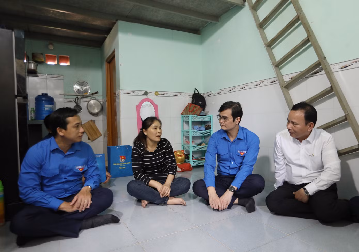 Bí thư thứ nhất T.Ư Đoàn Bùi Quang Huy cùng các đại biểu đã đến thăm, tặng quà thanh niên, trao tặng tủ sách, học bổng cho các em học sinh và dự các hoạt động an sinh xã hội trên địa bàn Long An trong dịp lễ khởi động Tháng Thanh niên năm 2025.