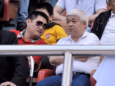 Bầu Kiên (phải) và bầu Thụy
