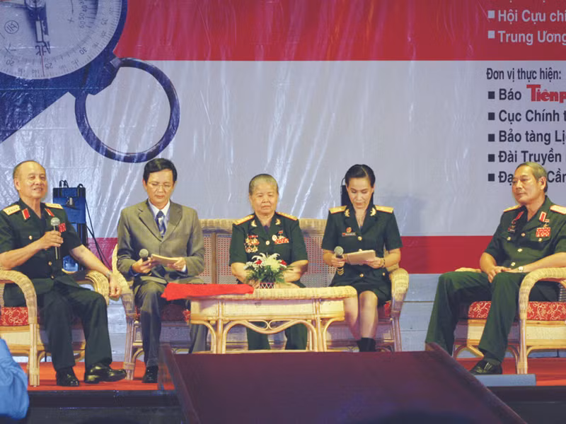 Đại tướng Phạm Văn Trà (bìa trái), Đại tá Tạ Thị Kiều, Trung tướng Nguyễn Đức Soát chia sẻ về những kỷ niệm với Chủ tịch Hồ Chí Minh và những kỷ niệm chiến đấu. Ảnh: Ngọc Đinh