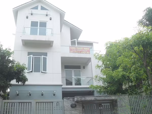 Nếu hoàn thiện để cho thuê, giá cho thuê của một căn biệt thự là 360 triệu đồng/năm . Nếu hoàn thiện để cho thuê, giá cho thuê của một căn biệt thự là 360 triệu đồng/năm