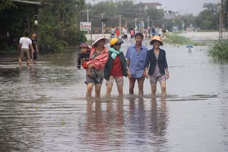 Người dân xã Nghĩa Điền (Tư Nghĩa) di chuyển nơi ở sáng 16.11