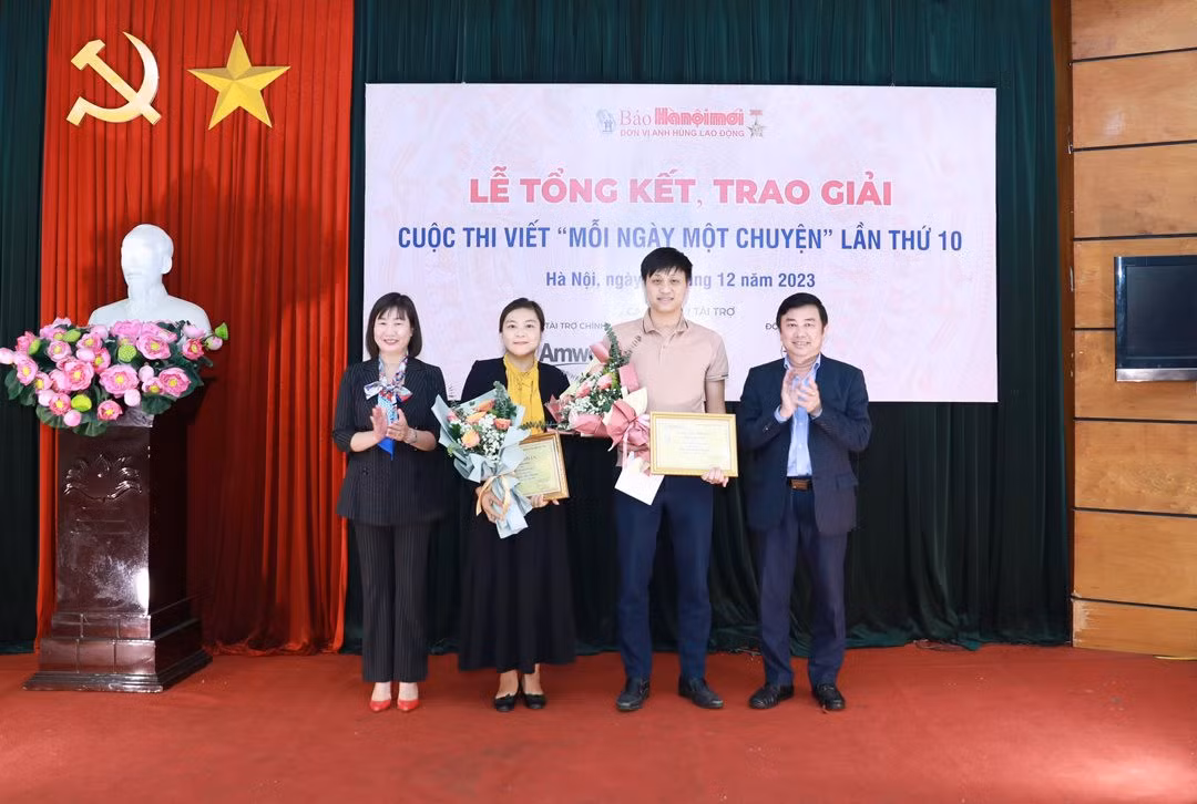Tổng Biên tập Báo Hà Nội Mới Nguyễn Minh Đức và Phó Trưởng ban Thi đua khen thưởng thành phố Trần Thị Thu Hà trao giải Nhì cho các tác giả đạt giải.