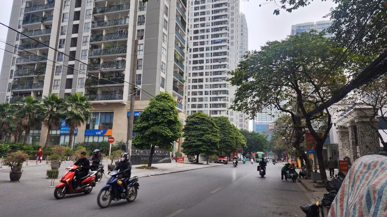 Từ ngã tư Nguyễn Tuân - Nguyễn Huy Tưởng đến đường Nguyễn Trãi đã hoàn thành giải phóng mặt bằng nên rất thông thoáng. Từ ngã tư Nguyễn Tuân - Nguyễn Huy Tưởng đến đường Nguyễn Trãi đã hoàn thành giải phóng mặt bằng nên rất thông thoáng.