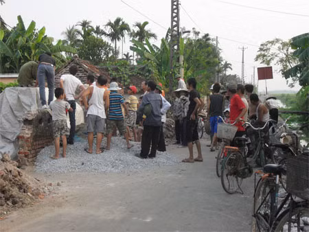 Nhiều người hiếu kỳ đến xem con nghê đá. Nhiều người hiếu kỳ đến xem con nghê đá