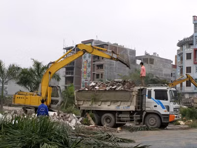 Cưỡng chế thu hồi đất phục vụ dự án xây dựng khu tái định cư tại xã Mỹ Đình, Từ Liêm, Hà Nội. Ảnh: TTXVN