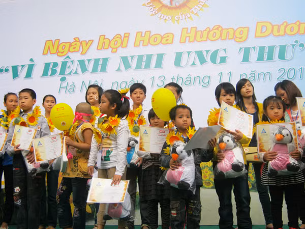 35 suất học bổng được trao cho các bệnh nhi
