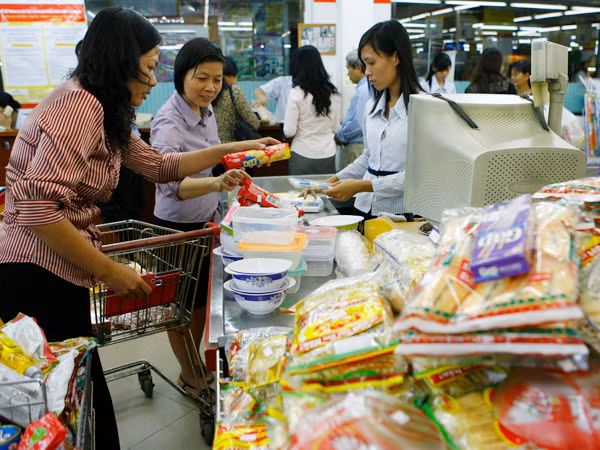 Càng gần Tết, càng lo hàng tăng giá Ảnh: Hồng Vĩnh