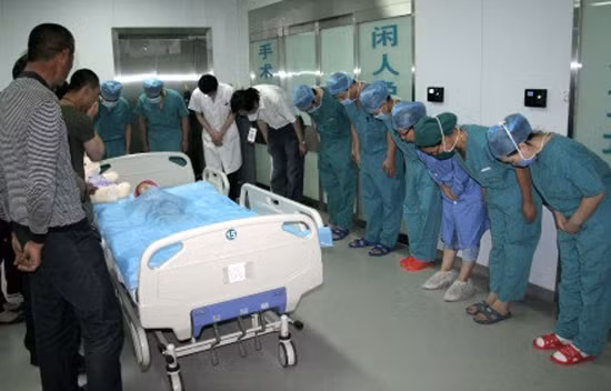 Cả bệnh viện nghiêng mình trước việc làm của em bé. Đây là khoảnh khắc trước khi em vào phòng mổ hiến tặng toàn bộ cơ quan nội tạng