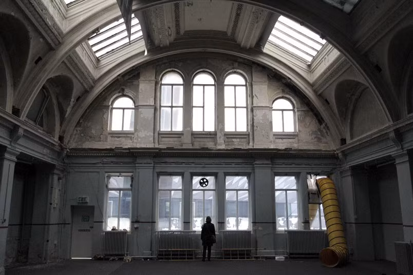 Nhiều của sổ nhìn vào bên trong trung tâm Titanic Belfast.