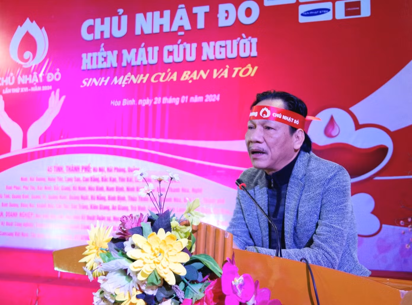 Nhà báo Lê Minh Toản phát biểu tri ân những người hiến máu. Nhà báo Lê Minh Toản phát biểu tri ân những người hiến máu.