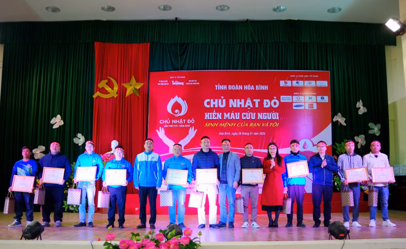 Tỉnh Đoàn Hòa Bình, Hội Chữ thập đỏ tỉnh Hòa Bình trao giấy khen cho các tình nguyện viên có nhiều lần tham gia hiến máu. Tỉnh Đoàn Hòa Bình, Hội Chữ thập đỏ tỉnh Hòa Bình trao giấy khen cho các tình nguyện viên có nhiều lần tham gia hiến máu.