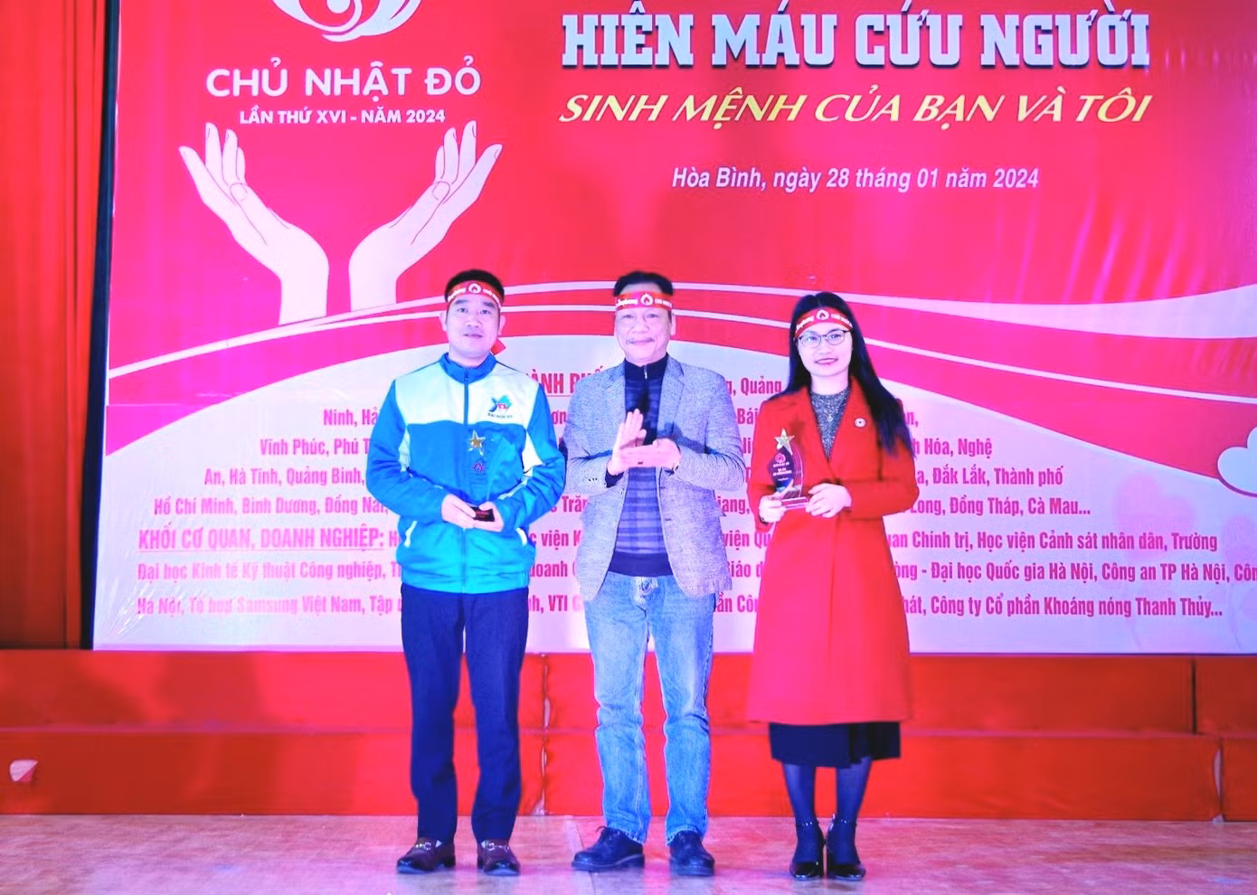Nhà báo Lê Minh Toản trao biểu trưng của chương trình Chủ Nhật Đỏ cho Tỉnh Đoàn Hòa Bình và Hội Chữ thập đỏ tỉnh Hòa Bình. Nhà báo Lê Minh Toản trao biểu trưng của chương trình Chủ Nhật Đỏ cho Tỉnh Đoàn Hòa Bình và Hội Chữ thập đỏ tỉnh Hòa Bình.