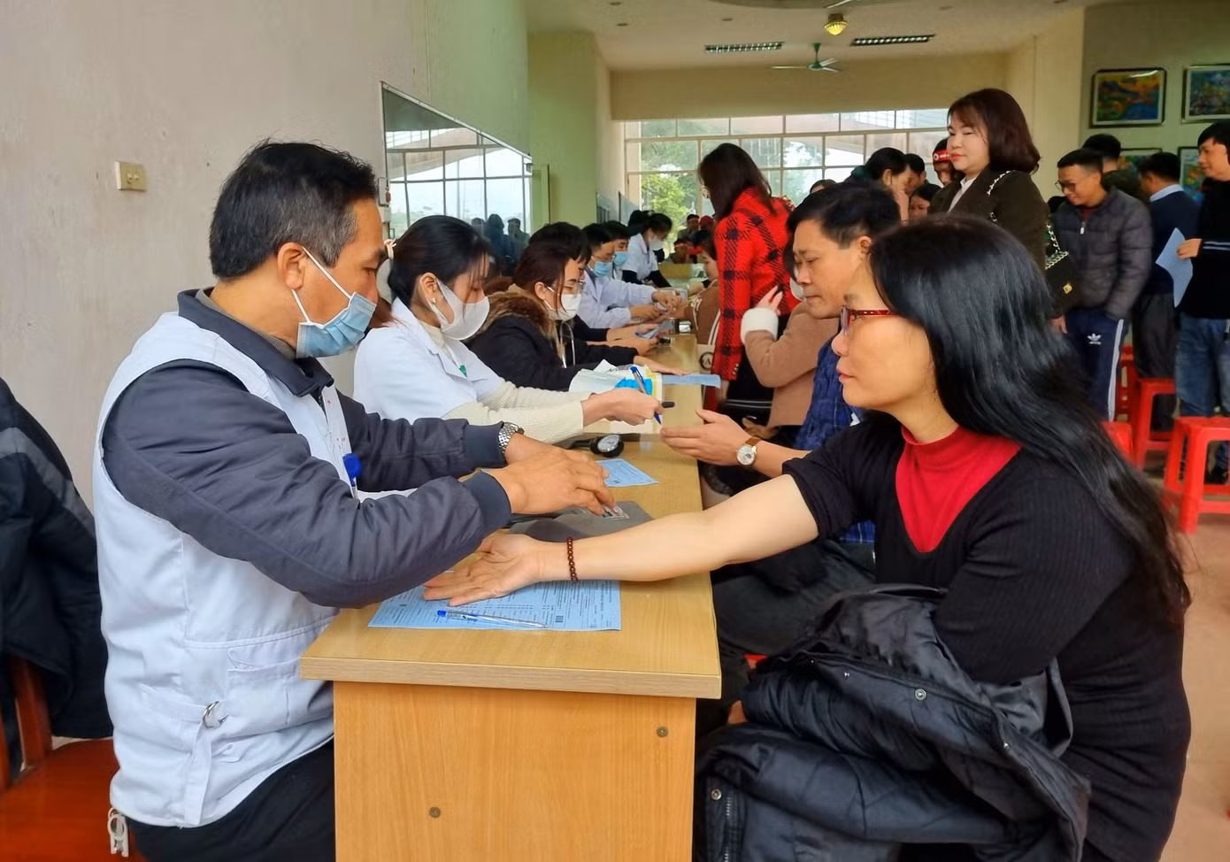 Người dân được kiểm tra sức khỏe trước khi hiến máu. Người dân được kiểm tra sức khỏe trước khi hiến máu.