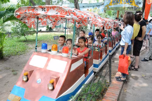 Đủ các trò từ cưỡi ngựa, đu quay, lái tàu điện, chơi bong bóng nước, tô vẽ hình