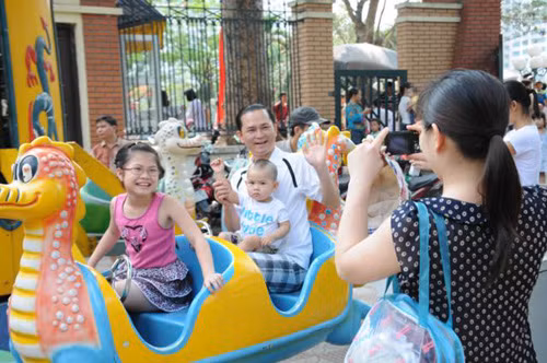 Tranh thủ kỳ nghỉ dài ngày, nhiều cặp bố mẹ cùng đưa con cái đi chơi