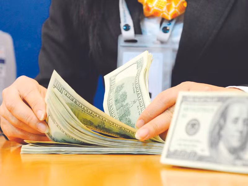 Các ngân hàng đang vào cuộc đua thu hút khách hàng bằng lãi suất. Ảnh: Hồng Vĩnh