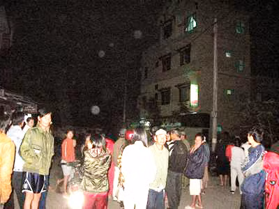 Người dân khu vực phường Vỹ Dạ, Huế, có một đêm không ngủ vì vụ bắt cóc. Đến gần 6 giờ sáng hôm đó, khu vực xảy ra vụ bắt cóc vẫn đông kín người