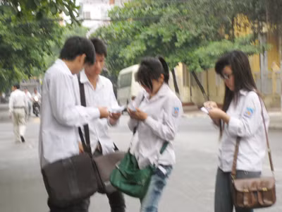 Thí sinh dự thi tại Hội đồng THPT Lê Quý Đôn (Hà Đông) chuẩn bị “phao” trước giờ thi môn Văn bên ngoài trường thi. Ảnh: Tuấn Nguyễn