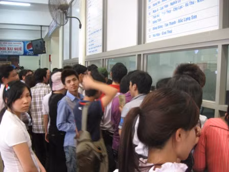 Chen nhau mua vé