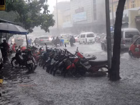 Mưa ngập có thể khiến xe bị hỏng hóc hoặc nhanh xuống cấp nếu không được chăm sóc đúng cách. Ảnh Khánh Hòa