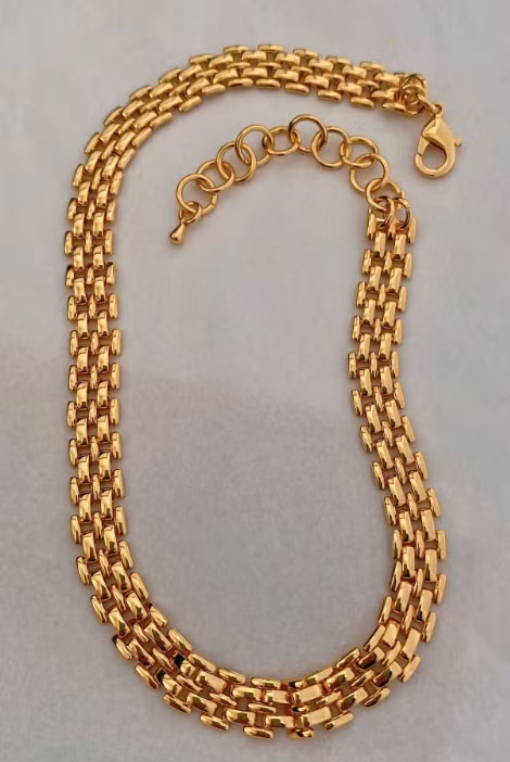 Một chiếc choker vàng cổ điển và tinh xảo sẽ làm cho bất kỳ bộ trang phục nào cũng trở nên sang trọng, đắt tiền. Một chiếc choker vàng cổ điển và tinh xảo sẽ làm cho bất kỳ bộ trang phục nào cũng trở nên sang trọng, đắt tiền.