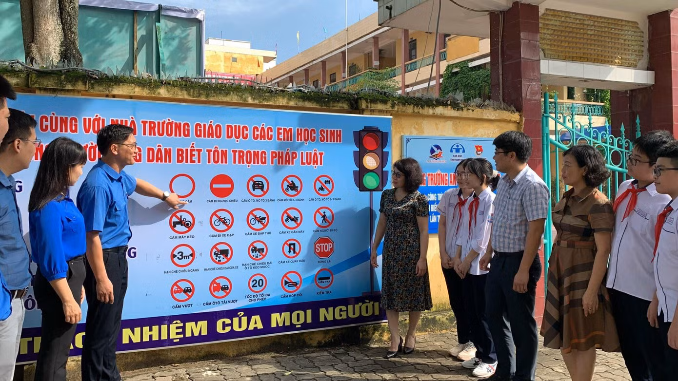 Cổng trường an toàn