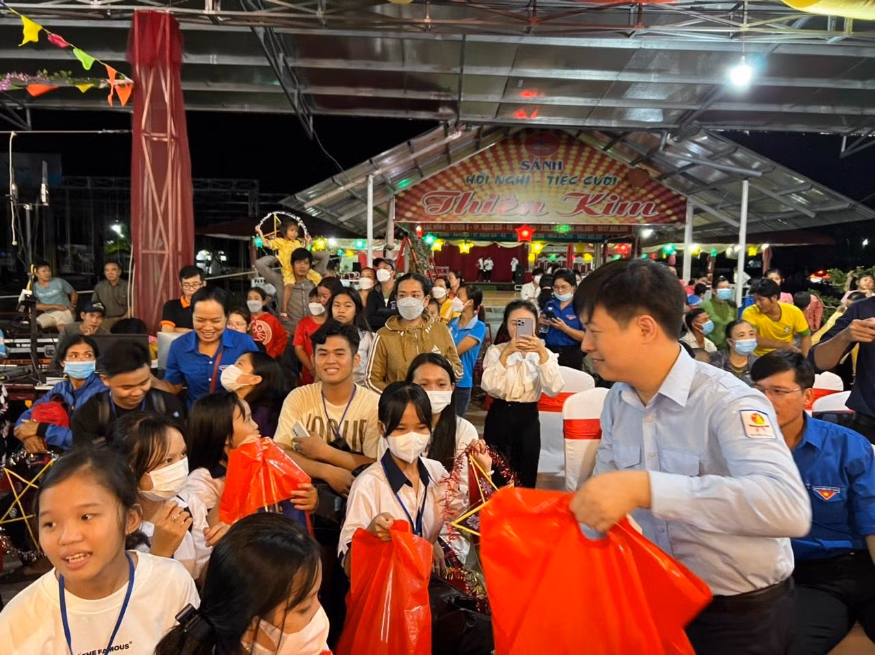 Những món quà trao tặng thiếu nhi tại chương trình