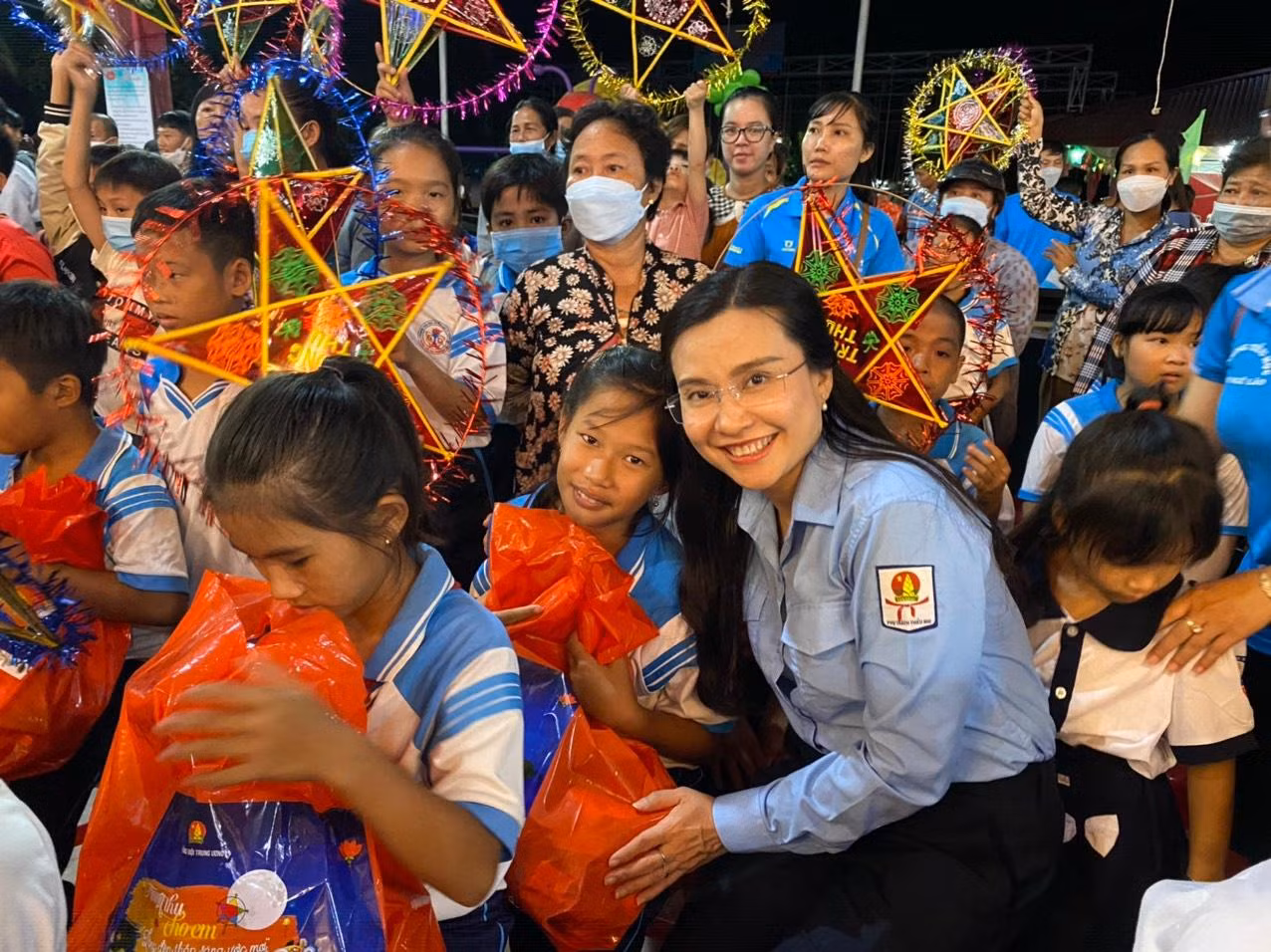 Chị Nguyễn Phạm Duy Trang, Bí thư T.Ư Đoàn, Chủ tịch Hội đồng Đội T.Ư trao quà cho các em nhỏ tại chương trình