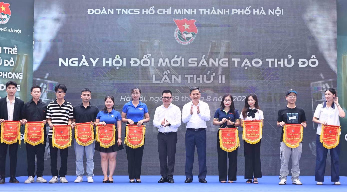 Phó Trưởng Ban Tuyên giáo Trung ương, Tổng Biên tập báo Nhân dân, Chủ tịch Hội Nhà báo Việt Nam Lê Quốc Minh trao cờ lưu niệm cho các đơn vị tham gia ngày hội. Phó Trưởng Ban Tuyên giáo Trung ương, Tổng Biên tập báo Nhân dân, Chủ tịch Hội Nhà báo Việt Nam Lê Quốc Minh trao cờ lưu niệm cho các đơn vị tham gia ngày hội.
