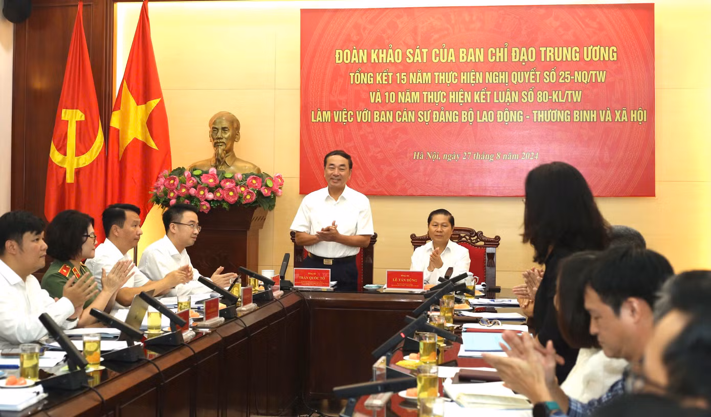 Thượng tướng Trần Quốc Tỏ - Thứ trưởng Bộ Công an, thành viên Ban Chỉ đạo, Trưởng đoàn khảo sát số 1; Thứ trưởng Bộ LĐ-TB&amp;XH Lê Tấn Dũng chủ trì buổi làm việc. Ảnh: Bảo Anh