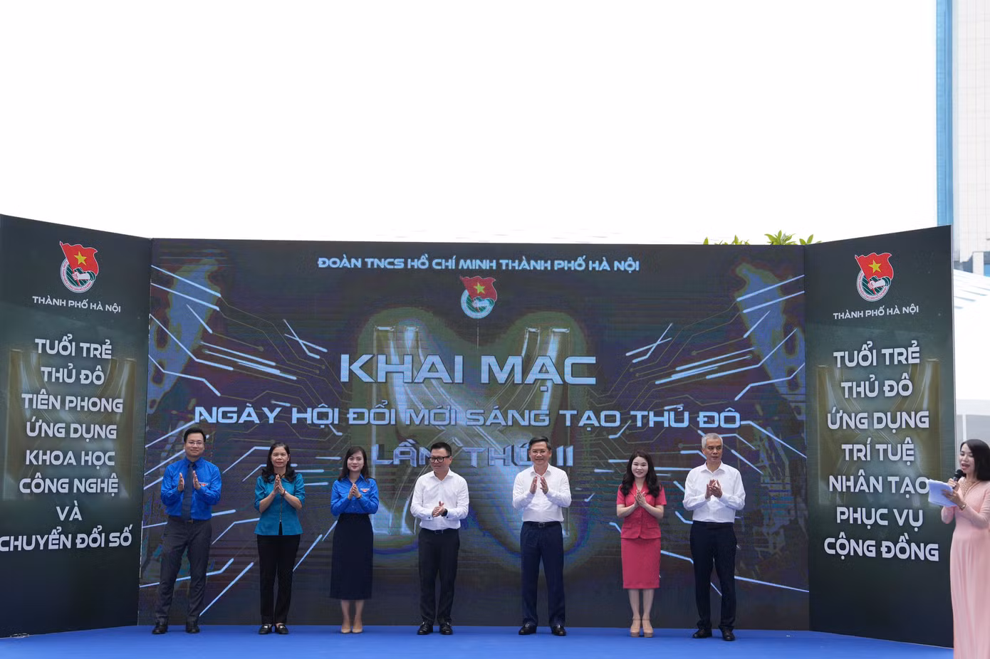 Các đại biểu làm lễ khai mạc ngày hội. Các đại biểu làm lễ khai mạc ngày hội.