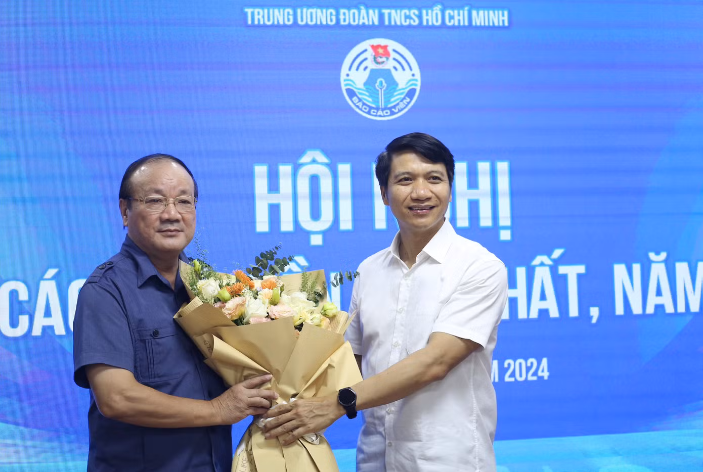 Anh Nguyễn Ngọc Lương tặng hoa PGS.TS. Nguyễn Toàn Thắng - nguyên Viện trưởng Viện Văn hóa và phát triển, Học viện Chính trị quốc gia Hồ Chí Minh. Ảnh: Bảo Anh