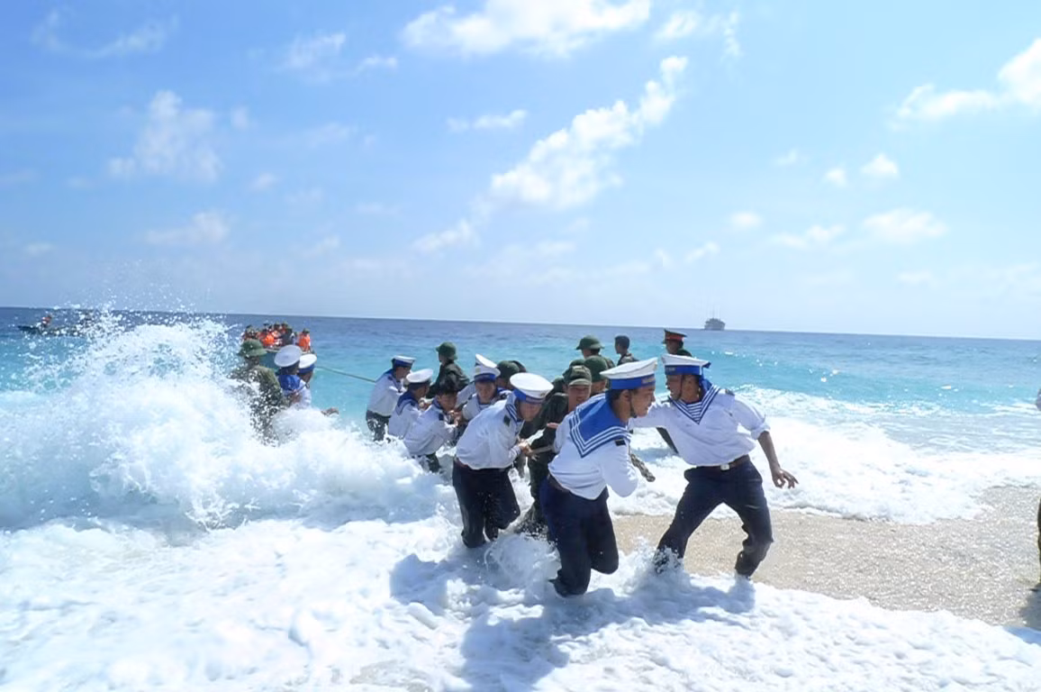 Kéo thuyền vào đảo An Bang (6/2011)