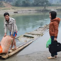 Hàng ngày đến trường, cô giáo Lâm phải mang thêm thức ăn và gạo
