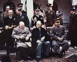 Thủ tướng Anh Churchil, tổng thống Mỹ Roosevelt và nhà lãnh đạo Stalin trong cuộc gặp tại Yalta bàn định việc kết thúc thế chiến 2. Thủ tướng Anh Churchill, tổng thống Mỹ Roosevelt và nhà lãnh đạo Stalin trong cuộc gặp tại Yalta bàn định việc kết thúc thế chiến 2